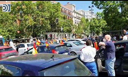 La manifestación en caravana de Vox colapsa la Puerta de Alcalá en Madrid
