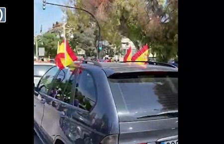 Una gran caravana de coches con banderas de España toma Valencia para protestar contra el gobierno