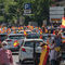 La calle Serrano, también colapsada de coches y de banderas de España.
