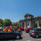 Aunque no toda la plaza era parte del recorrido previsto la Puerta de Alcalá se ha llenado de coches.