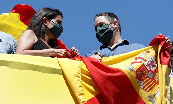 El líder de Vox, Santiago Abascal, y la portavoz del partido en la Asamblea, Rocío Monasterio, en la manifestación de este sábado. | EFE