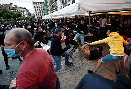 Bronca entre varios jóvenes en el Casco Viejo de Pamplona durante la tarde de este sábado. | EFE