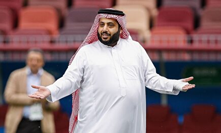 El jeque del Almería revienta una televisión de una patada jugando al FIFA