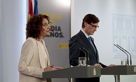 María Jesús Montero y Salvador Illa en la rueda de prensa de este domingo. | EFE