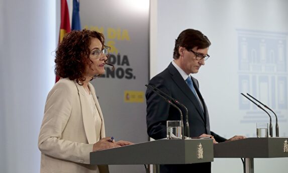 María Jesús Montero y Salvador Illa en la rueda de prensa de este domingo. | EFE
