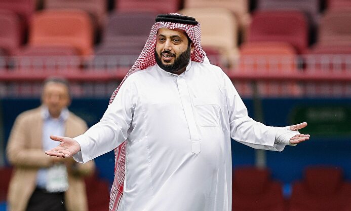 El jeque del Almería revienta una televisión de una patada jugando al FIFA