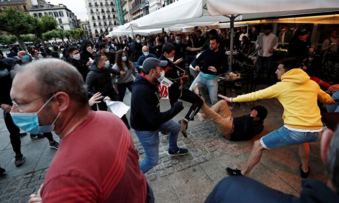 Bronca entre varios jóvenes en el Casco Viejo de Pamplona durante la tarde de este sábado. | EFE
