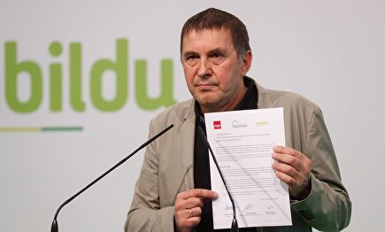El proetarra Arnaldo Otegi muestra el pacto alcanzado por Bildu con el PSOE. | EFE