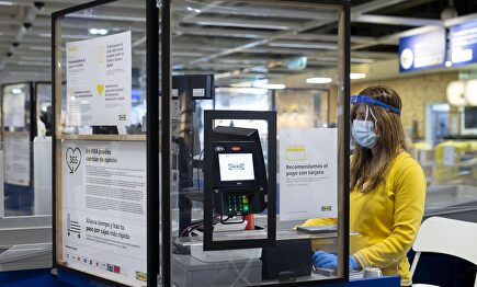 Trabajadora de Ikea con protección | IKEA
