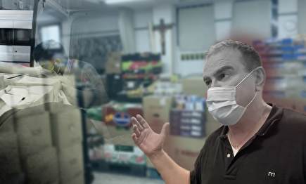 Una UCI contra el hambre en Vallecas: "Hay que valer para ponerse en la cola y que te vean los vecinos"