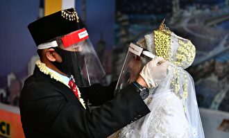 Iglesias, bares, playas o bodas: distancia social y otras medidas de seguridad alrededor del mundo