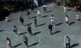 Iglesias, bares, playas o bodas: distancia social y otras medidas de seguridad alrededor del mundo