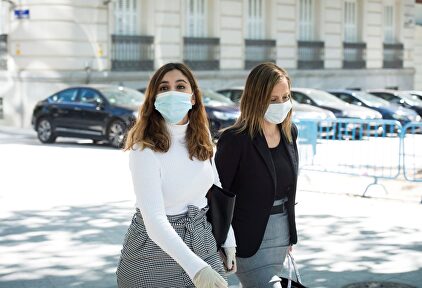 La exasesora de Podemos, Dina Bousselham, a su llegada a la Audiencia Nacional en Madrid junto a la abogada Marta Flor. | EFE