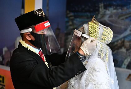 Iglesias, bares, playas o bodas: distancia social y otras medidas de seguridad alrededor del mundo