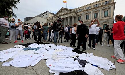 Los chefs se rebelan contra el Gobierno y se quitan las chaquetillas ante el Congreso