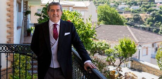 José Manuel Fernández Cuesta, médico fallecido por coronavirus, en su boda reciente | LD