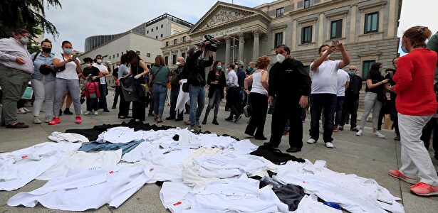 Los chefs se rebelan contra el Gobierno y se quitan las chaquetillas ante el Congreso