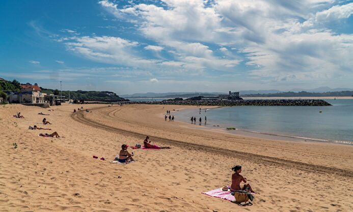 Playas en Santander con las medidas de distanciamiento social | EFE