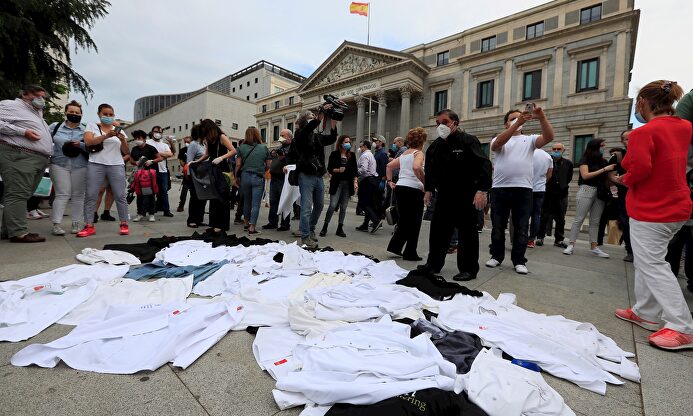 Los chefs se rebelan contra el Gobierno y se quitan las chaquetillas ante el Congreso
