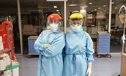 Ana González (izquerda) enfermera en el Hospital Álvaro Cunqueiro de Vigo, con una compañera | Cedida