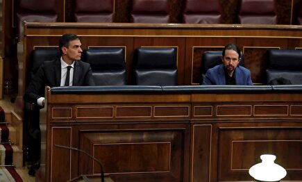 El presidente del Gobierno, Pedro Sánchez, y el vicepresidente segundo, Pablo iglesias | EFE