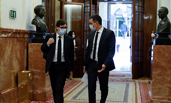Sánchez e Illa en los pasillos del Congreso | EFE