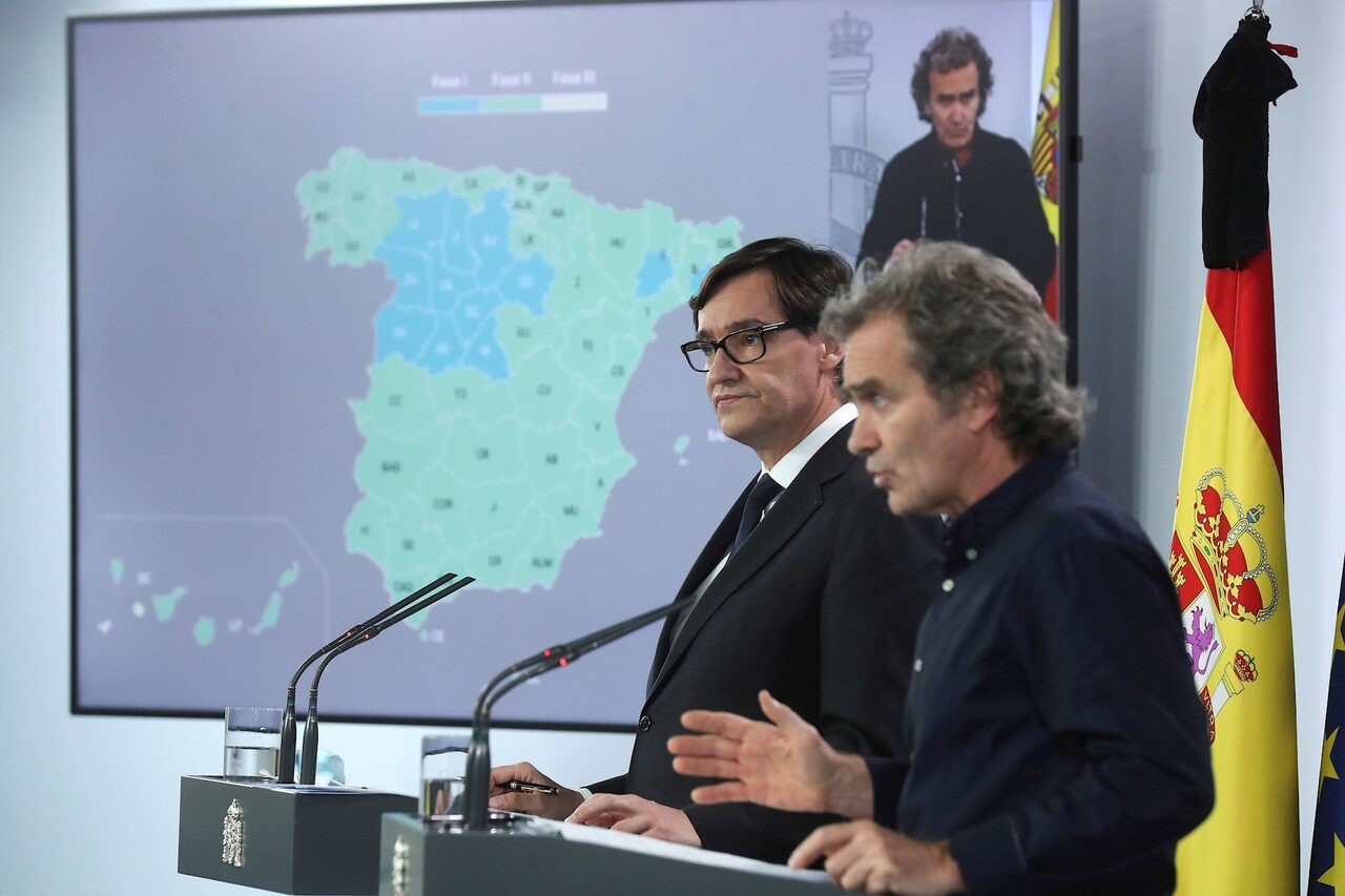 El ministro de Sanidad, Salvador Illa y el director de CCAES, Fernando Simón | EFE