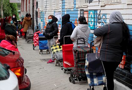 Parados haciendo cola para recoger alimentos | Efe