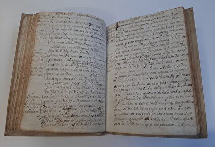 Uno de los documentos de la exposición. | Europa Press - Museo Canario