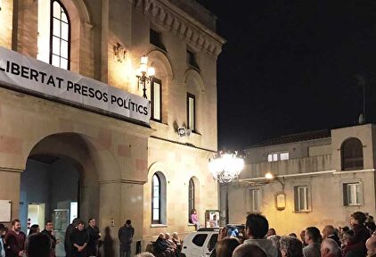 Pancarta de "Libertad presos políticos" colgada en el balcón del Ayuntamiento de Vilassar de Dalt (Barcelona). | Youtube