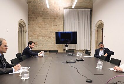 Quim Torra con Pere Aragonès, Chakir el Homrami y Maria Ángeles Chacón. | EFE