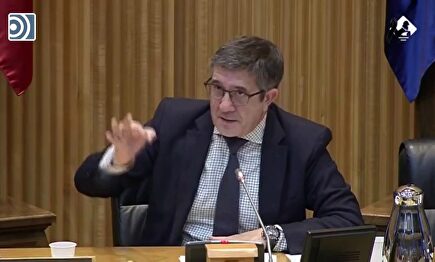 Bronca de Patxi López al comunista Enrique Santiago en la comisión de reconstrucción