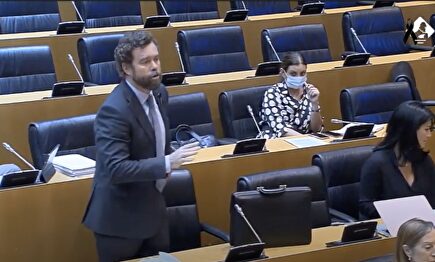 Espinosa de los Monteros abandona la comisión ante los ataques y la chulería de Iglesias: "Cierre al salir"