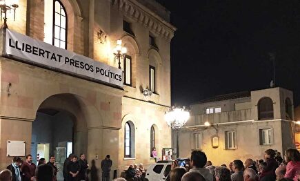 Pancarta de "Libertad presos políticos" colgada en el balcón del Ayuntamiento de Vilassar de Dalt (Barcelona). | Youtube