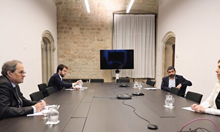 Quim Torra con Pere Aragonès, Chakir el Homrami y Maria Ángeles Chacón. | EFE