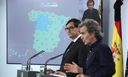 Salvador Illa y Fernando Simón este jueves. | EFE