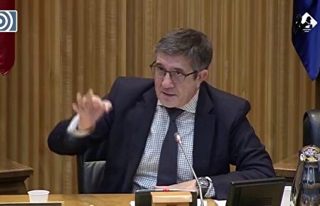 Bronca de Patxi López al comunista Enrique Santiago en la comisión de reconstrucción