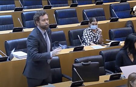 Espinosa de los Monteros abandona la comisión ante los ataques y la chulería de Iglesias: "Cierre al salir"