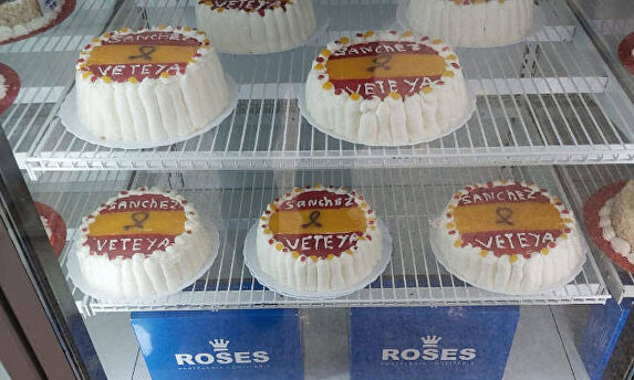 Las tartas 'antiSánchez' antes de ser retiradas | Twitter