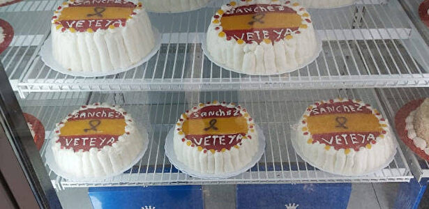 Las tartas 'antiSánchez' antes de ser retiradas | Twitter