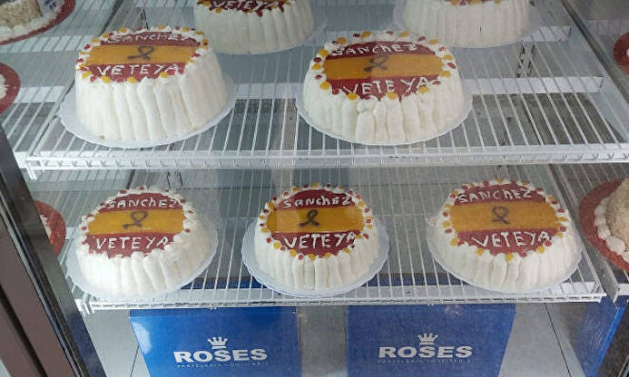 Las tartas 'antiSánchez' antes de ser retiradas | Twitter