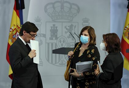 El Ministro de Sanidad, Salvador Illa (i), tras la rueda de prensa. | EFE