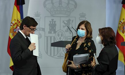 El Ministro de Sanidad, Salvador Illa (i), tras la rueda de prensa. | EFE
