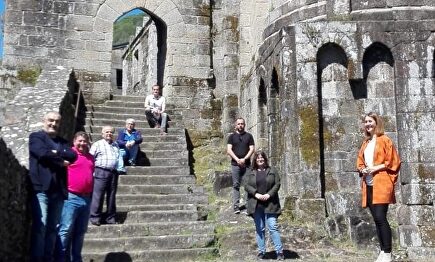Alcaldes y responsables de la Diputación de La Coruña abordan en un encuentro la reapertura del monasterio de Caaveiro | Diputación de La Coruña