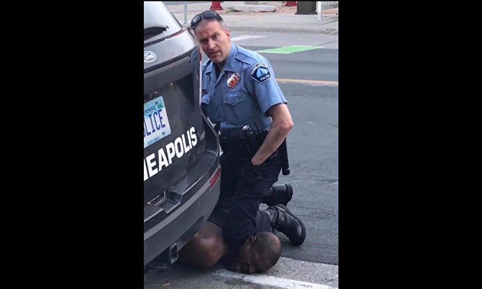 Las escalofriantes imágenes de la muerte de George Floyd provocan disturbios en Estados Unidos