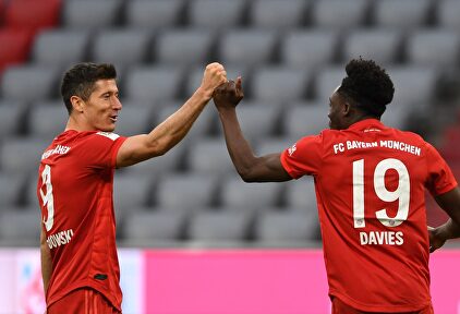 Alphonso Davies (d) celebra su gol, el del 5-0, junto a Robert Lewandowski. | EFE