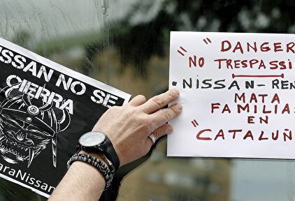 Trabajadores de Nissan protestan ante un concesionario de la marca en Hospitalet de Llobregat. | EFE