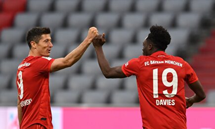 Alphonso Davies (d) celebra su gol, el del 5-0, junto a Robert Lewandowski. | EFE