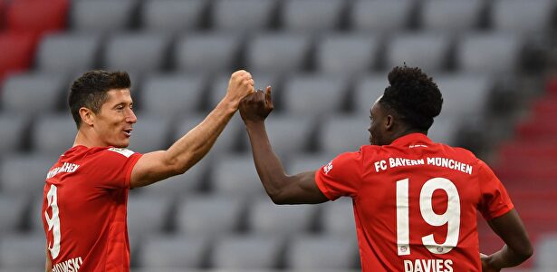 Alphonso Davies (d) celebra su gol, el del 5-0, junto a Robert Lewandowski. | EFE