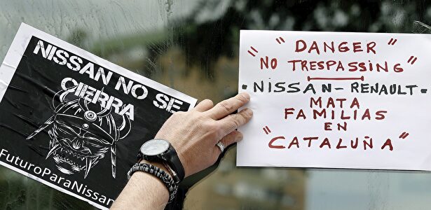 Trabajadores de Nissan protestan ante un concesionario de la marca en Hospitalet de Llobregat. | EFE